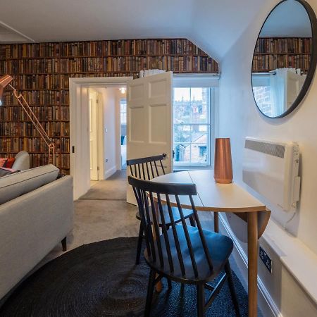 Contemporary Apartment On The Historic Rows Честър Екстериор снимка