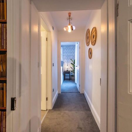 Contemporary Apartment On The Historic Rows Честър Екстериор снимка