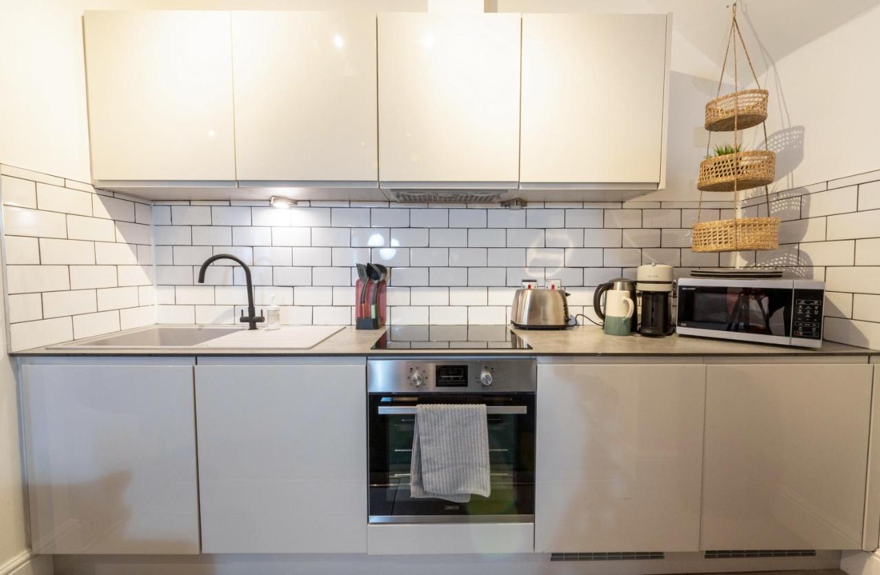 Contemporary Apartment On The Historic Rows Честър Екстериор снимка
