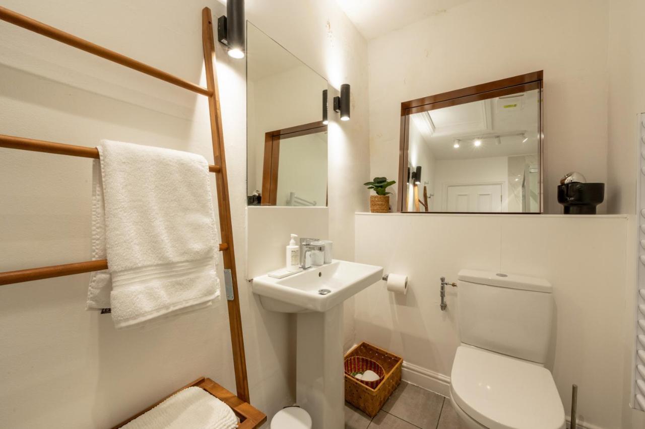 Contemporary Apartment On The Historic Rows Честър Екстериор снимка