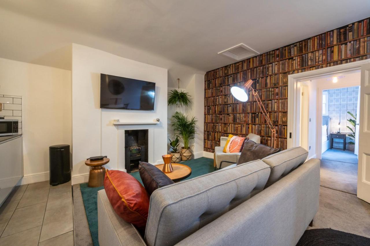 Contemporary Apartment On The Historic Rows Честър Екстериор снимка