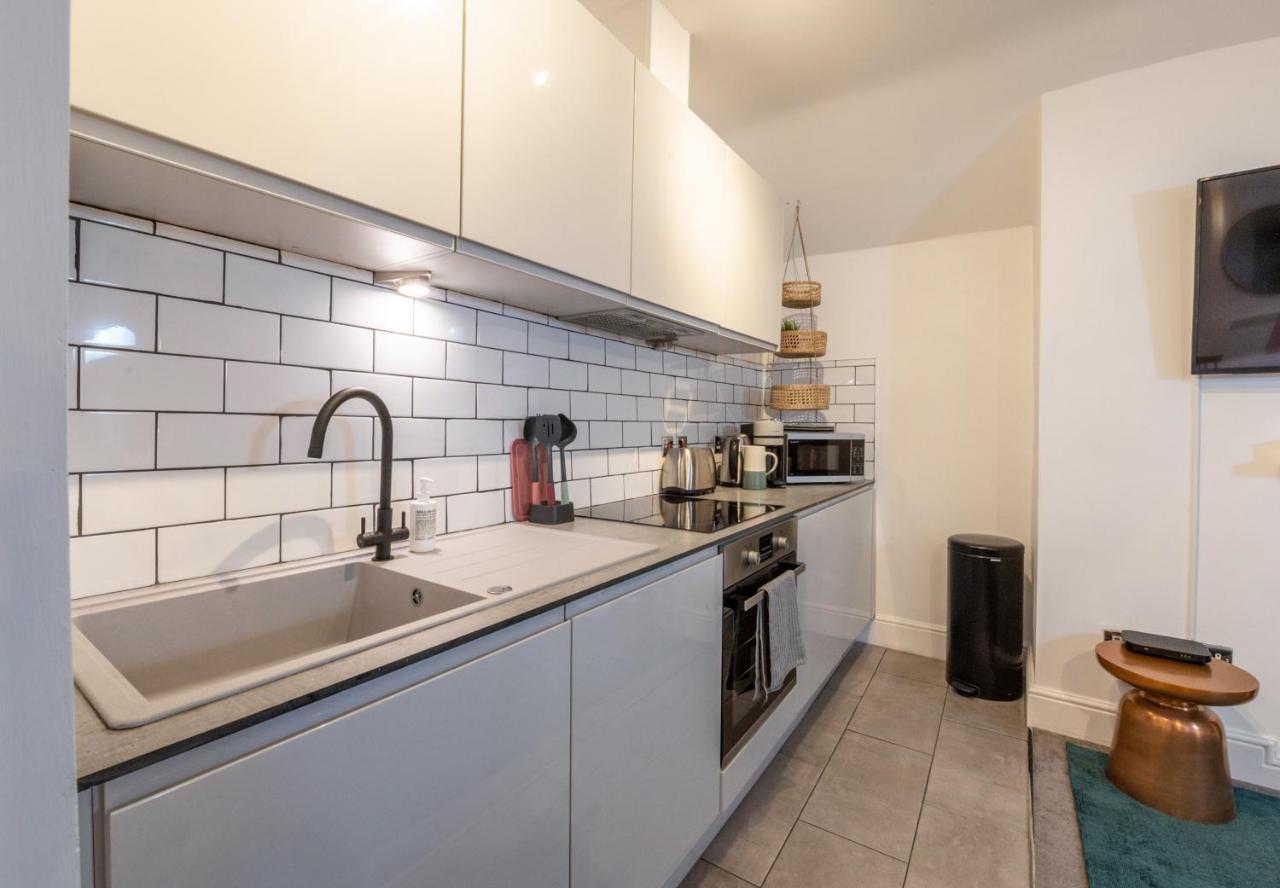 Contemporary Apartment On The Historic Rows Честър Екстериор снимка