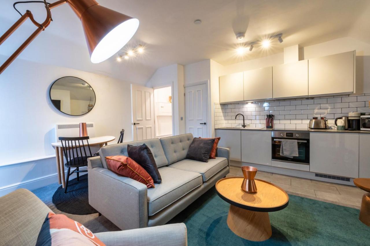Contemporary Apartment On The Historic Rows Честър Екстериор снимка