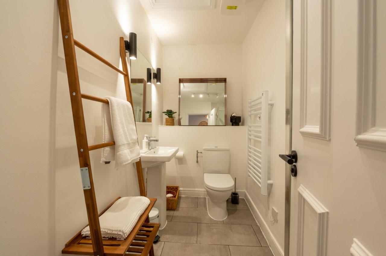 Contemporary Apartment On The Historic Rows Честър Екстериор снимка