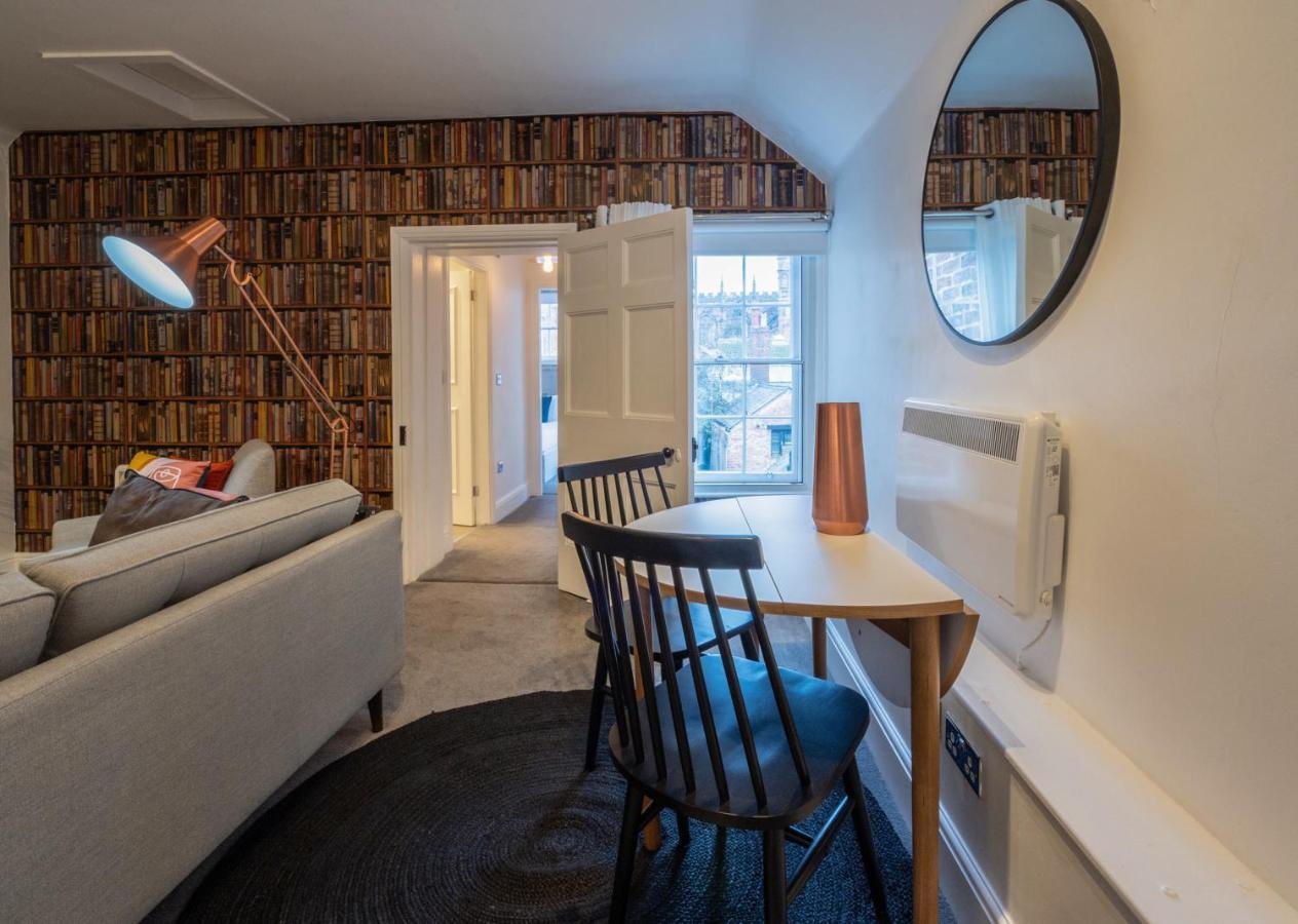 Contemporary Apartment On The Historic Rows Честър Екстериор снимка