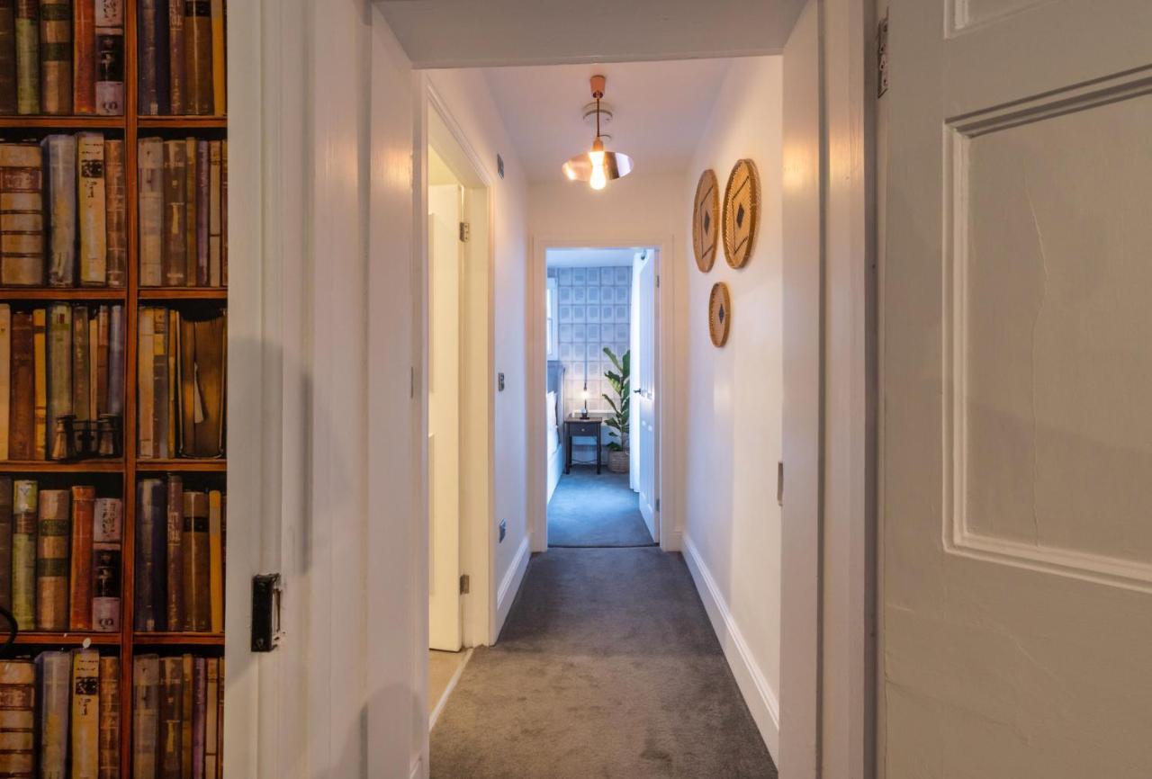 Contemporary Apartment On The Historic Rows Честър Екстериор снимка