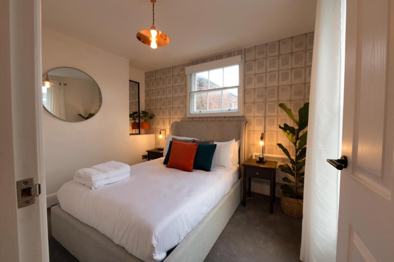 Contemporary Apartment On The Historic Rows Честър Екстериор снимка