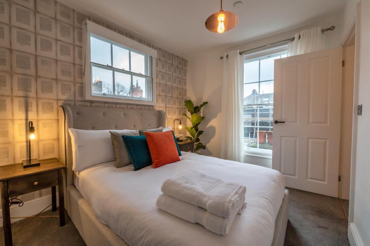 Contemporary Apartment On The Historic Rows Честър Екстериор снимка